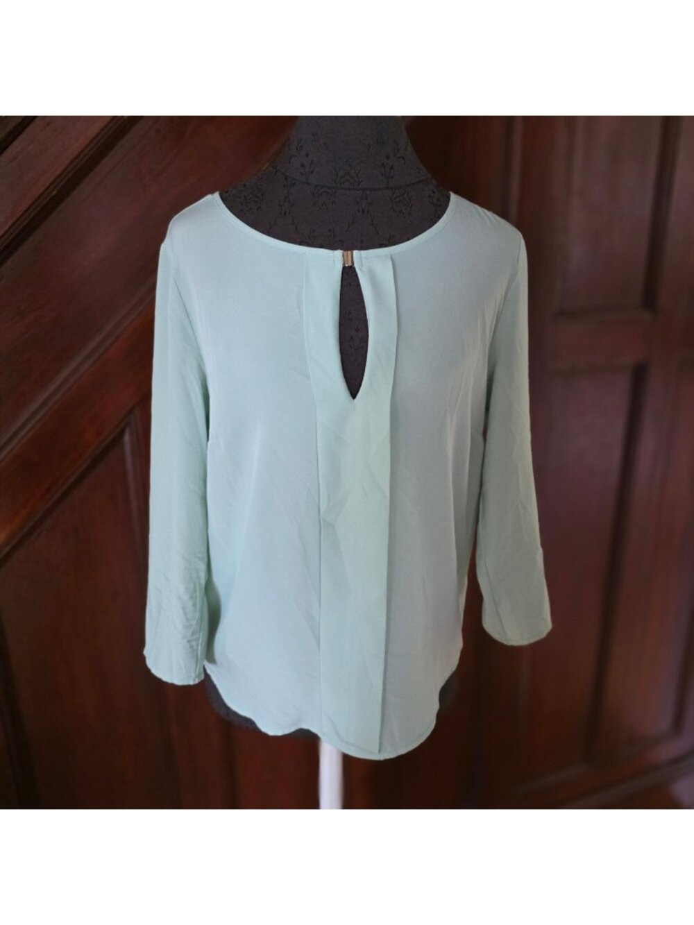 H&M Light Mint Green 3/4 Sleeve Keyhole Back Blouse Womens Size 8